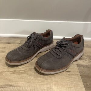 Clarks Men's Dark Gray Oxfords with Red Accents size 10